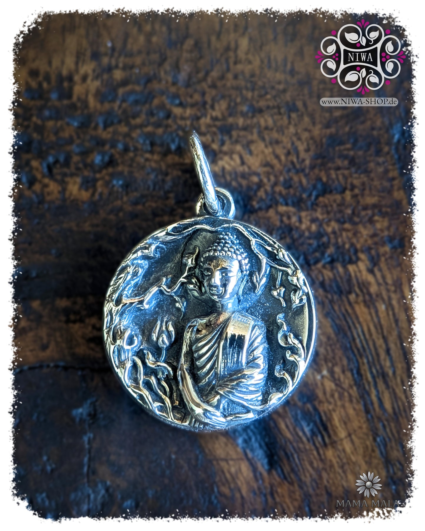 Sonntagsbuddha Dangle PANG THAWAI NET COIN aus massivem 925 SterlingSilber, runder Buddha Coin mit verschränkten Armen als Symbol für Dankbarkeit und Segen auf dunklem Holz.