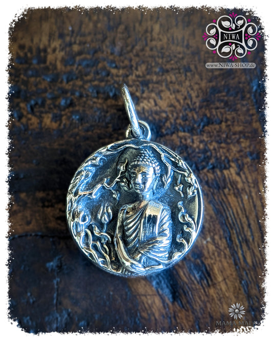 Sonntagsbuddha Dangle PANG THAWAI NET COIN aus massivem 925 SterlingSilber, runder Buddha Coin mit verschränkten Armen als Symbol für Dankbarkeit und Segen auf dunklem Holz.