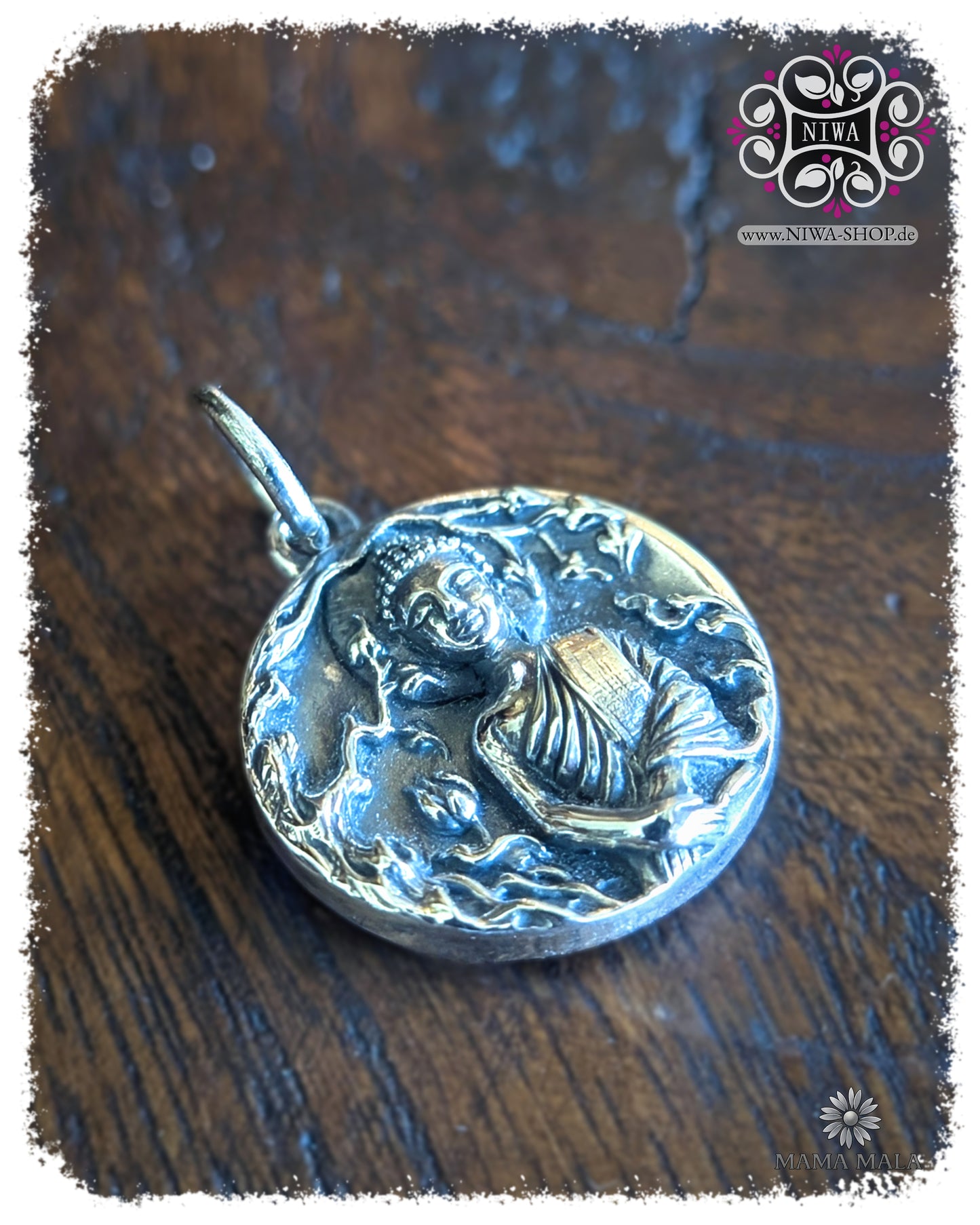 PANG THAWAI NET COIN Dangle in seitlicher Ansicht, detailreicher Sonntagsbuddha aus 925 SterlingSilber mit verschränkten Armen und organischem Relief auf dunkler Holzstruktur.