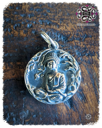 Donnerstagsbuddha Dangle PANG SAMATHI COIN aus massivem 925 SterlingSilber, runder Buddha Coin mit meditierendem Buddha als Symbol für innere Ruhe, Klarheit und Erleuchtung auf dunklem Holz.