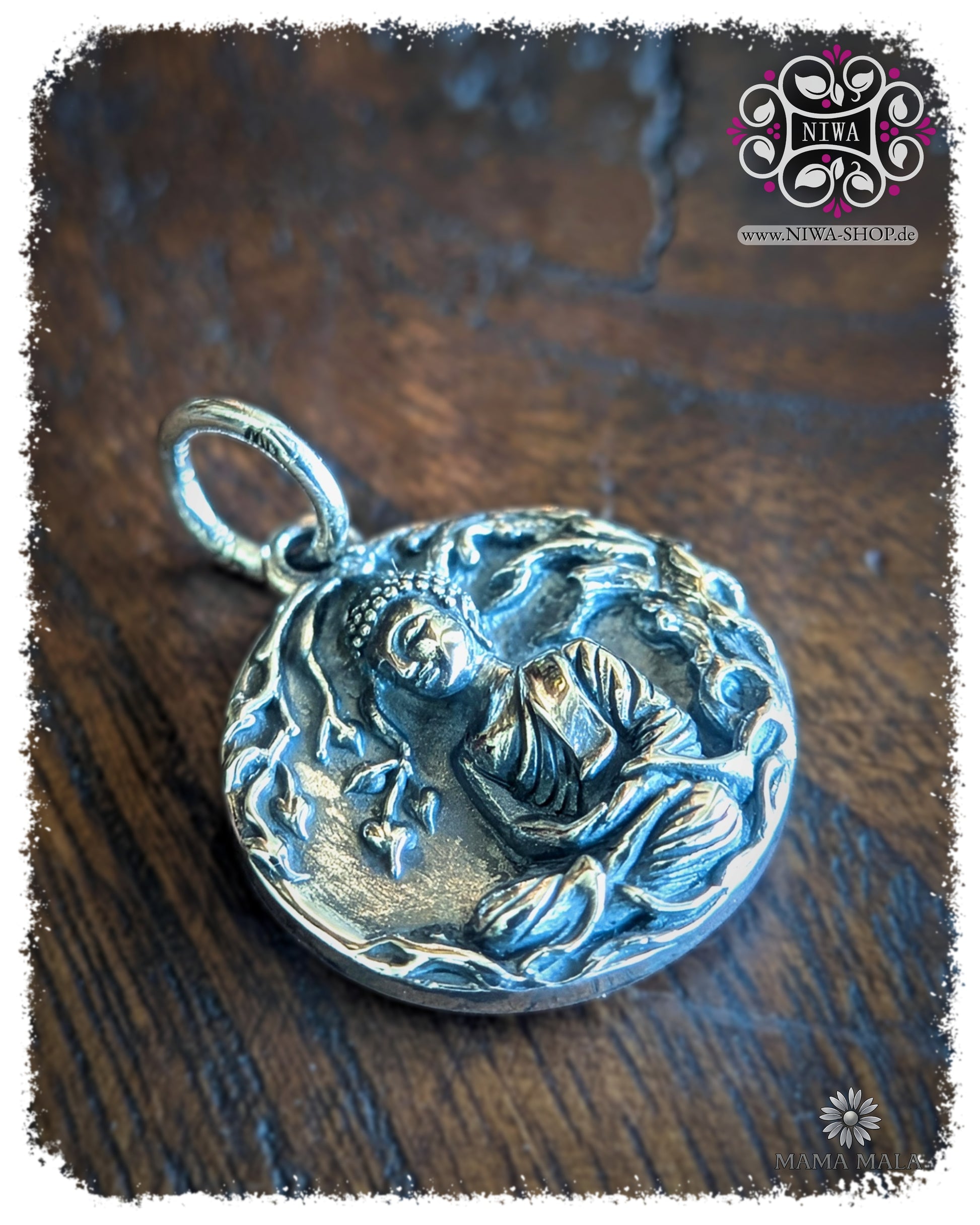 PANG SAMATHI COIN Dangle in seitlicher Ansicht, detailreicher Donnerstagsbuddha aus 925 SterlingSilber mit meditierender Buddha Darstellung und organischem Relief auf dunkler Holzstruktur.