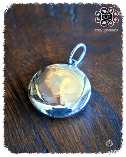 Back of the PANG SAI YAT COIN Dangle made of solid 925 sterling silver, smooth polished back with eyelet on dark wood.