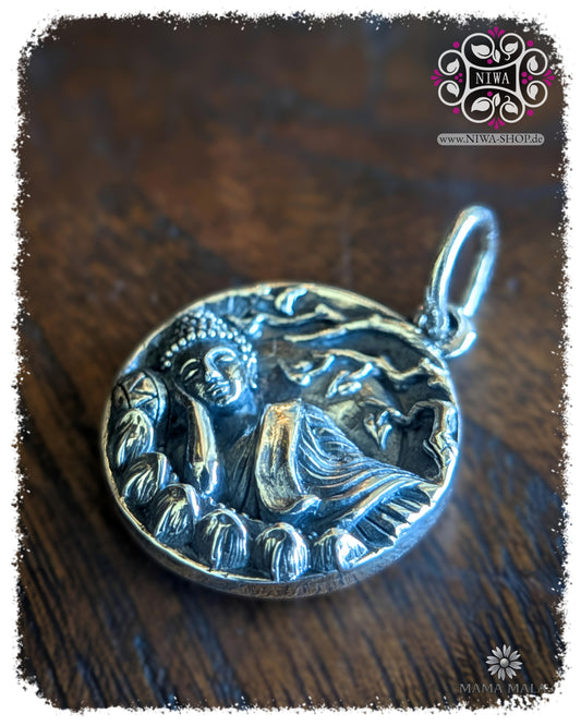 PANG SAI YAT COIN Dangle in seitlicher Ansicht, detailreicher Dienstagsbuddha aus 925 SterlingSilber mit liegender Buddha Darstellung und organischem Relief auf dunkler Holzstruktur.