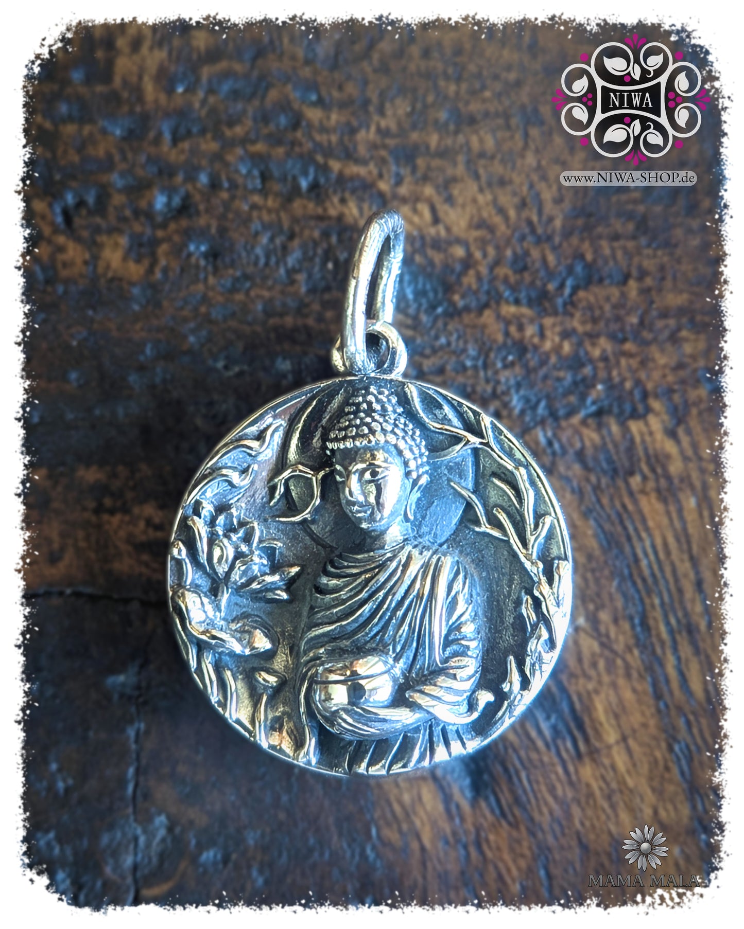 Mittwochsbuddha Vormittag Dangle PANG UMBAT COIN aus massivem 925 SterlingSilber, runder Buddha Coin mit Almosenschale als Symbol für Großzügigkeit und Mitgefühl auf dunklem Holz.