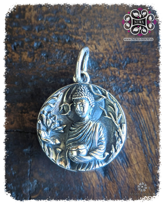 Mittwochsbuddha Vormittag Dangle PANG UMBAT COIN aus massivem 925 SterlingSilber, runder Buddha Coin mit Almosenschale als Symbol für Großzügigkeit und Mitgefühl auf dunklem Holz.