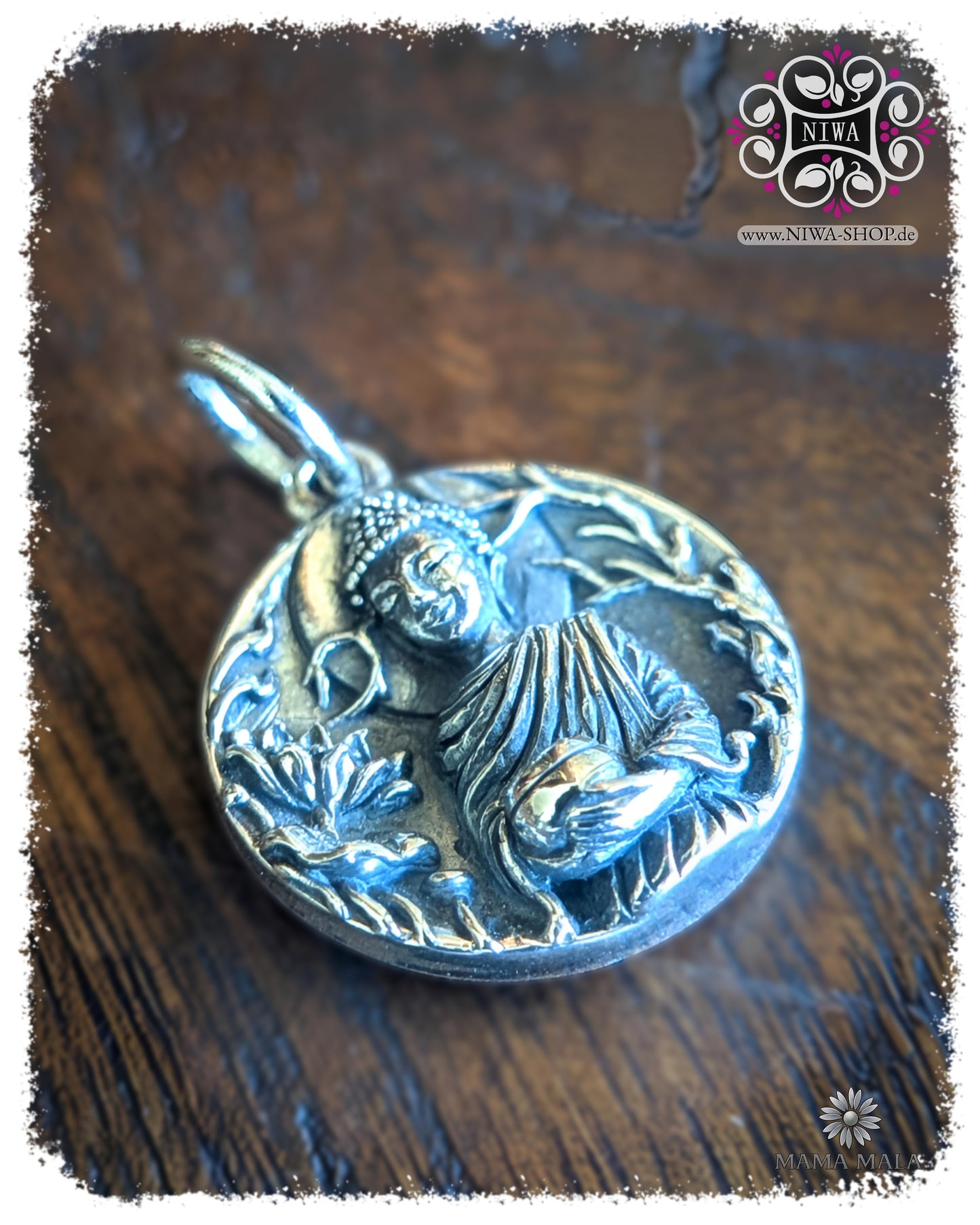 PANG UMBAT COIN Dangle in seitlicher Ansicht, detailreicher Mittwochsbuddha des Vormittags aus 925 SterlingSilber mit Almosenschale und organischem Relief auf dunkler Holzstruktur.