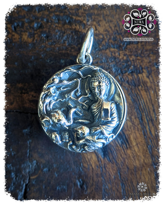 Mittwochsbuddha Abend Dangle PANG PA LE LAI COIN aus massivem 925 SterlingSilber, runder Buddha Coin mit Elefant und Affe als Symbol für Rückzug, inneren Frieden und stille Weisheit auf dunklem Holz.