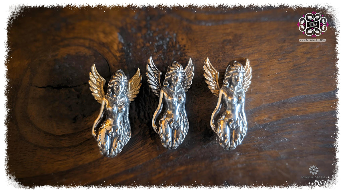 Drei Varianten des PHOENIXIA BORN of FIRE Lock von MAMA MALA auf natürlichem Holz: TwoTone mit 18K GelbGold, 925 SterlingSilber und TwoTone mit 18K RoséGold.