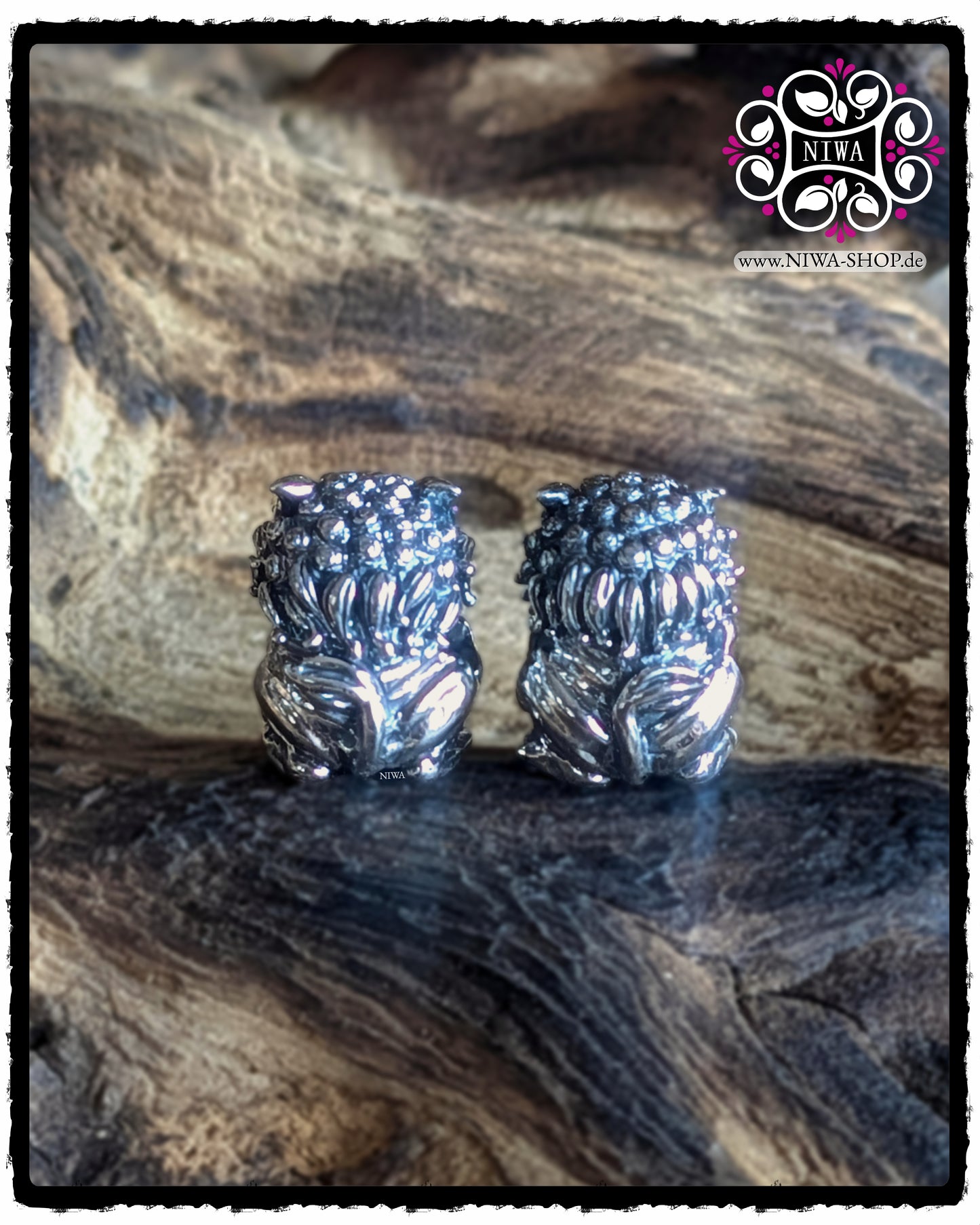 SHISHI FU LION Double Charms, Rückansicht des Löwenpaares aus 925 SterlingSilber, starkes Relief und strukturierte Oberfläche, CHINESE Serie, ASIA Kollektion, MAMA MALA by NIWA.