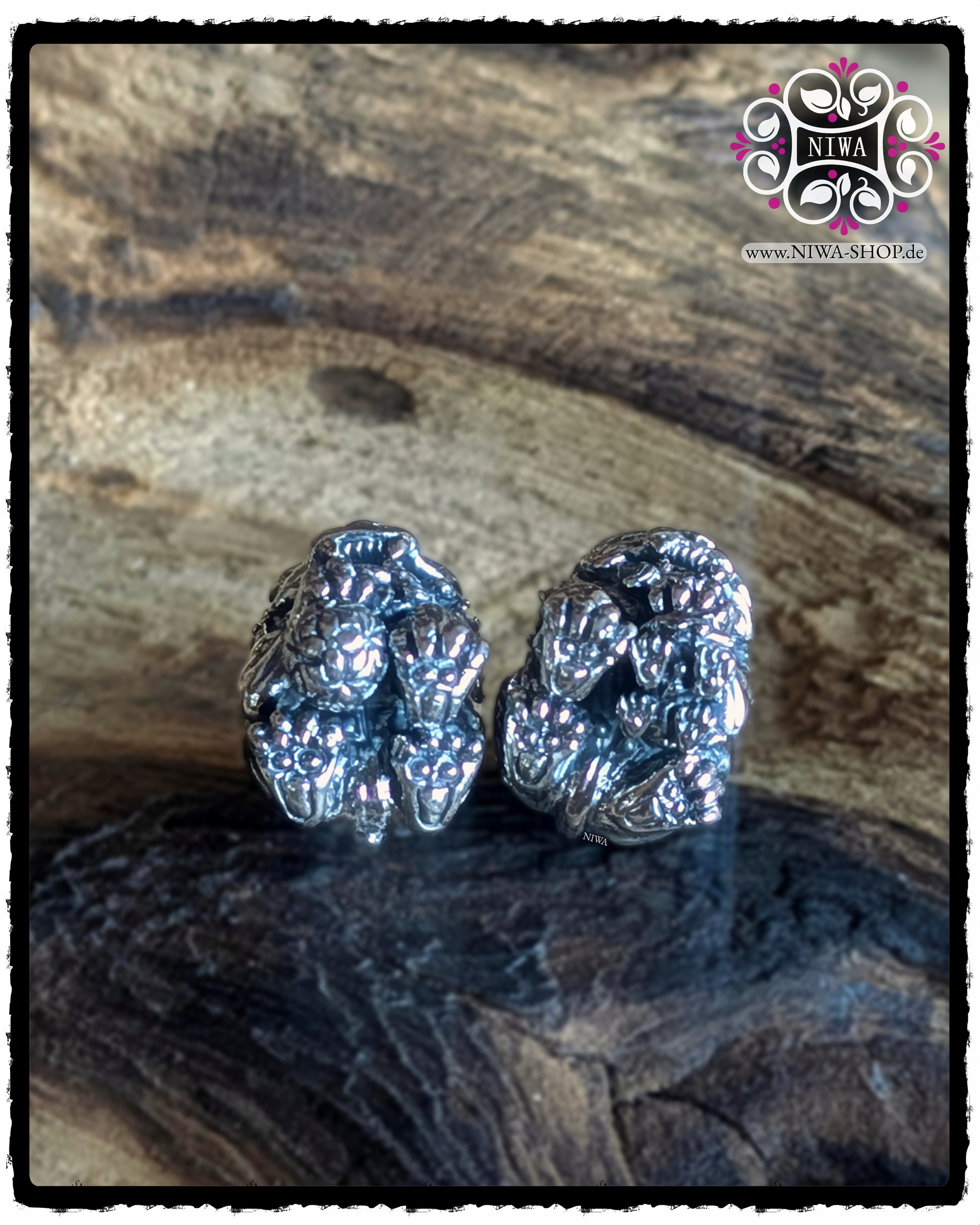 SHISHI FU LION Double Charms, Unteransicht des Löwenpaares aus 925 SterlingSilber, detailreiche Pfoten und Reliefstruktur, CHINESE Serie, ASIA Kollektion, MAMA MALA by NIWA.