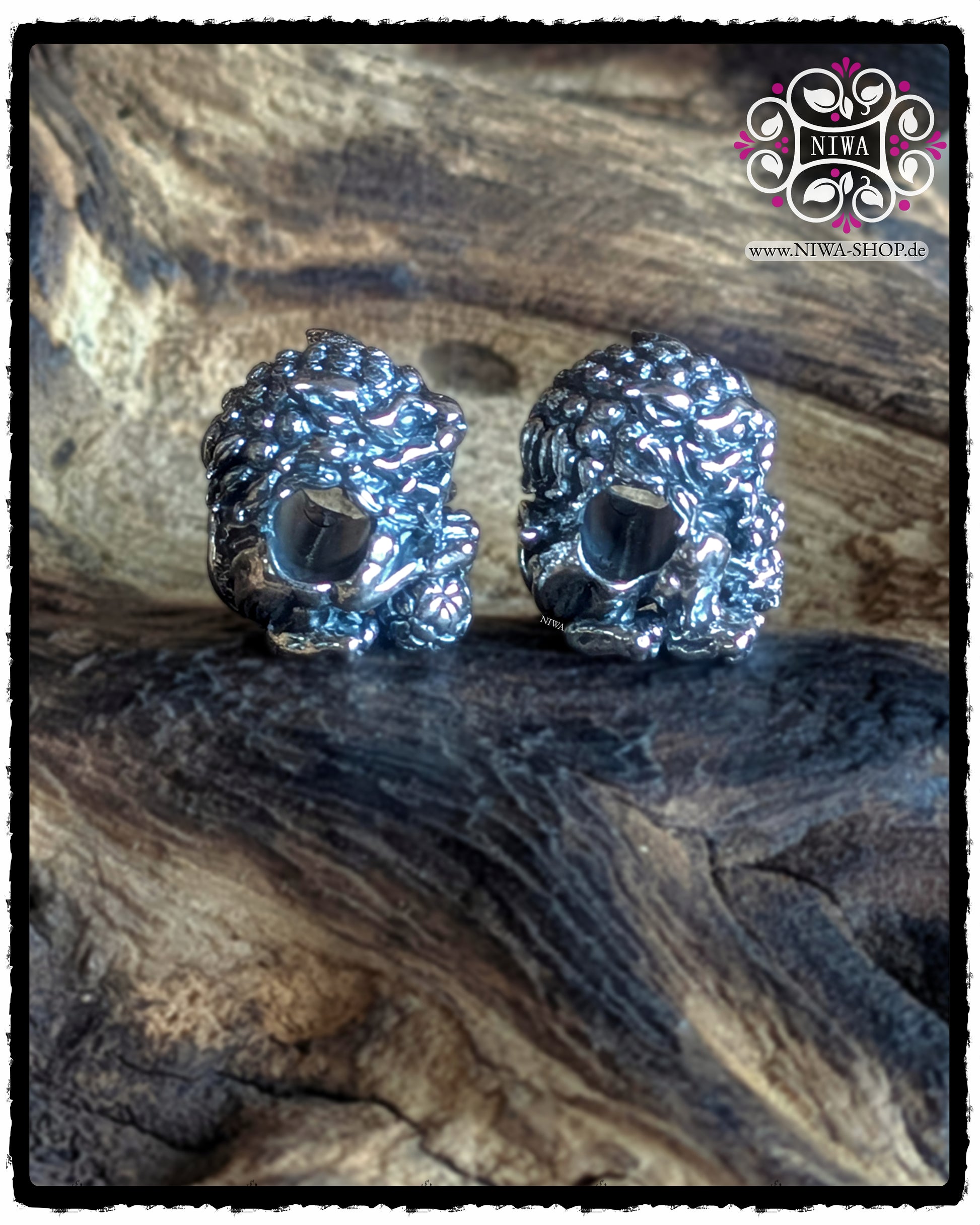 SHISHI FU LION Double Charms, seitlicher Blick auf zwei Löwen Charms mit großen Öffnungen, 925 SterlingSilber, Holzbackground, CHINESE Serie, ASIA Kollektion, MAMA MALA by NIWA.