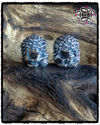 SHISHI FU LION Double Charms, seitlicher Blick auf zwei Löwen Charms mit großen Öffnungen, 925 SterlingSilber, Holzbackground, CHINESE Serie, ASIA Kollektion, MAMA MALA by NIWA.