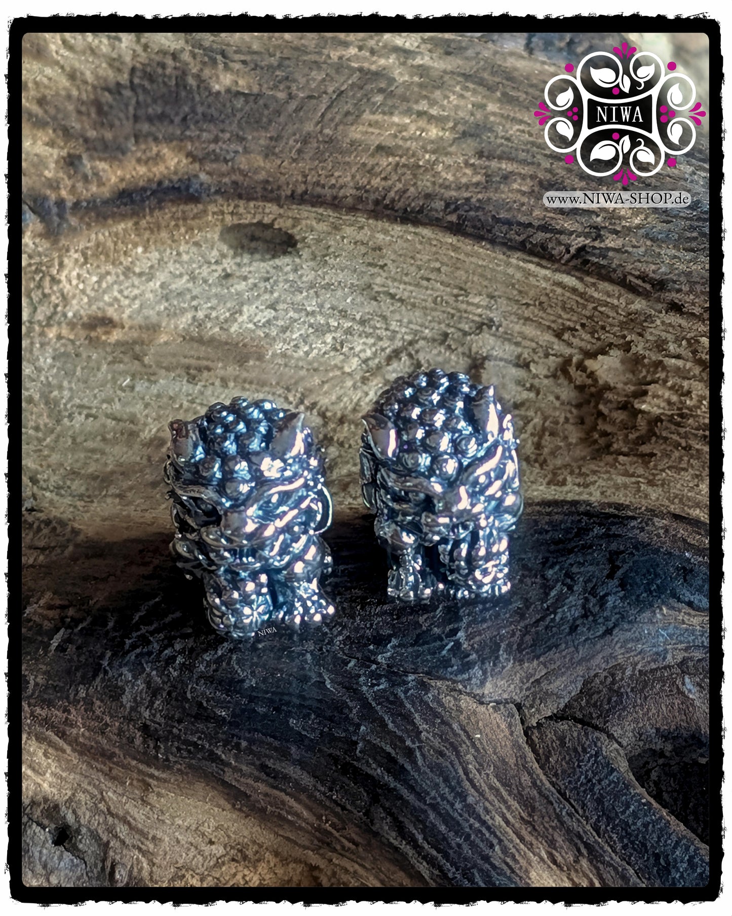 SHISHI FU LION Double Charms, Frontansicht des Löwenpaares aus 925 SterlingSilber, plastisches Relief und detailreiche Mähne, CHINESE Serie, ASIA Kollektion, MAMA MALA by NIWA.