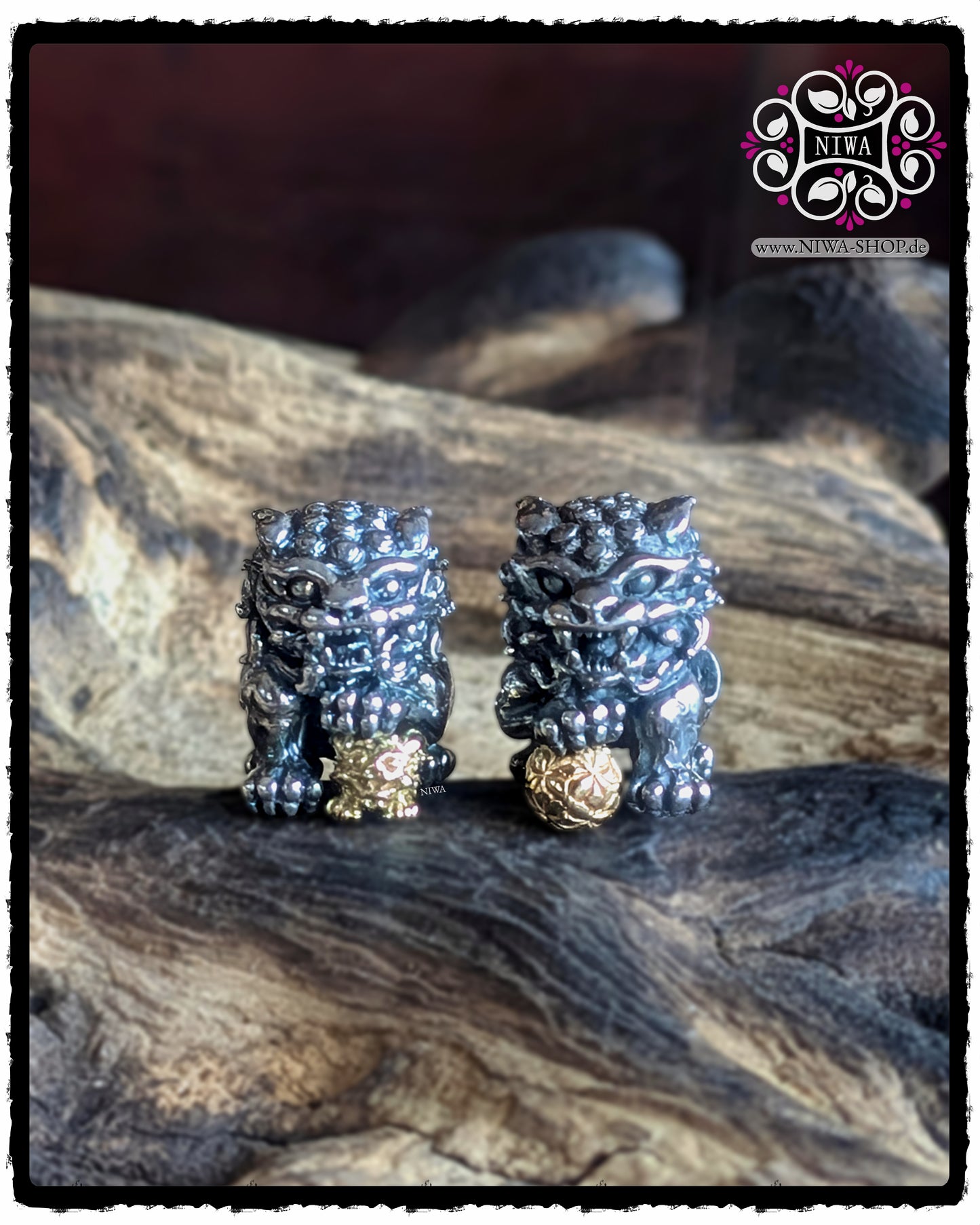 SHISHI FU LION Double Charms 925 SterlingSilber, Frontansicht des Paares mit Kugel und Jungtier, TwoTone Akzente in 18K GelbGold Elemente, CHINESE Serie, ASIA Kollektion, MAMA MALA by NIWA.