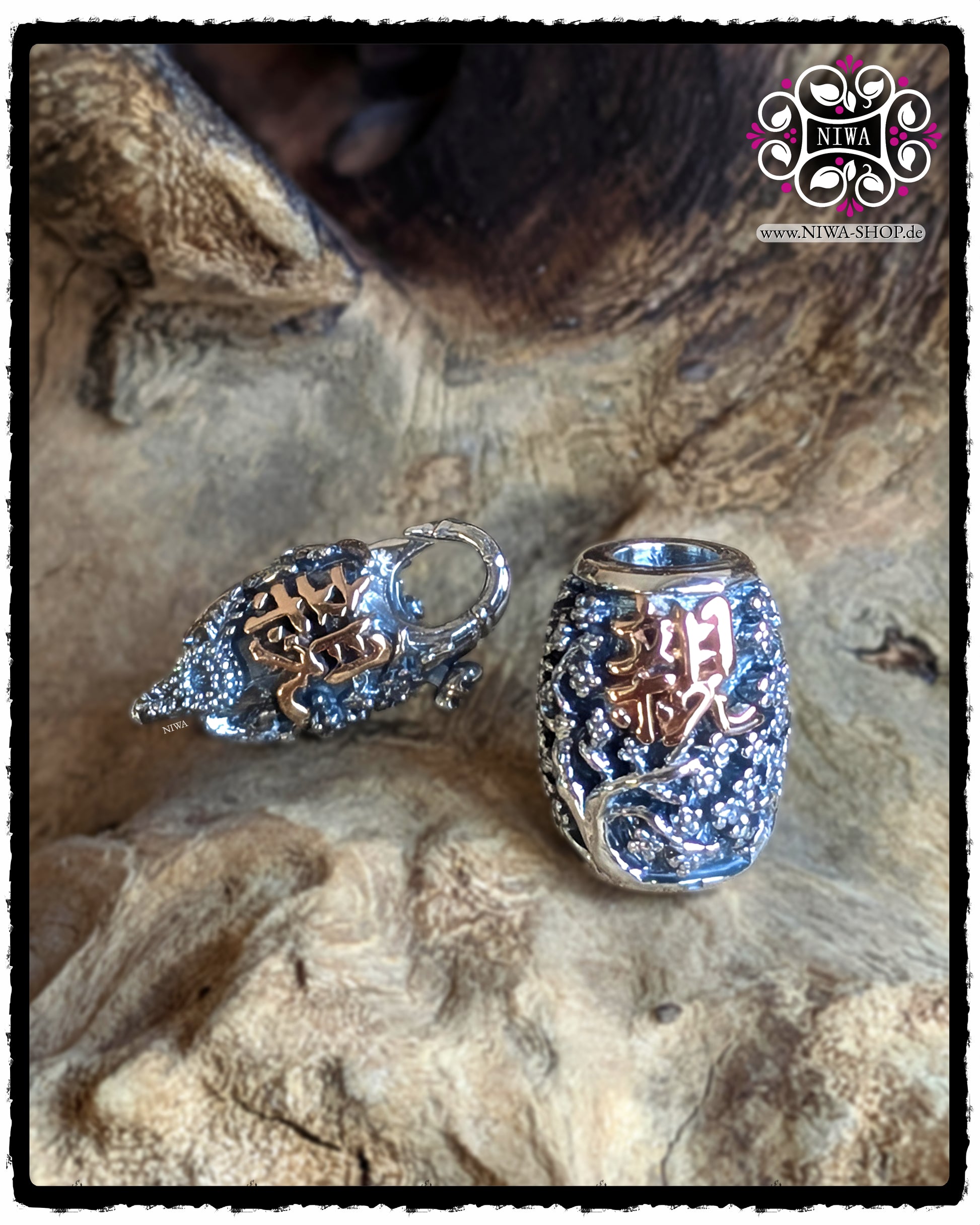 CHINESE GOODWILL SET MAMA MALA by NIWA, GOODWILL BARRELCHARM neben passendem GOODWILL Lock, TwoTone aus 925 STERLINGSILBER mit 18K RoséGold Schriftzeichen, Set-Foto auf Holzstruktur.
