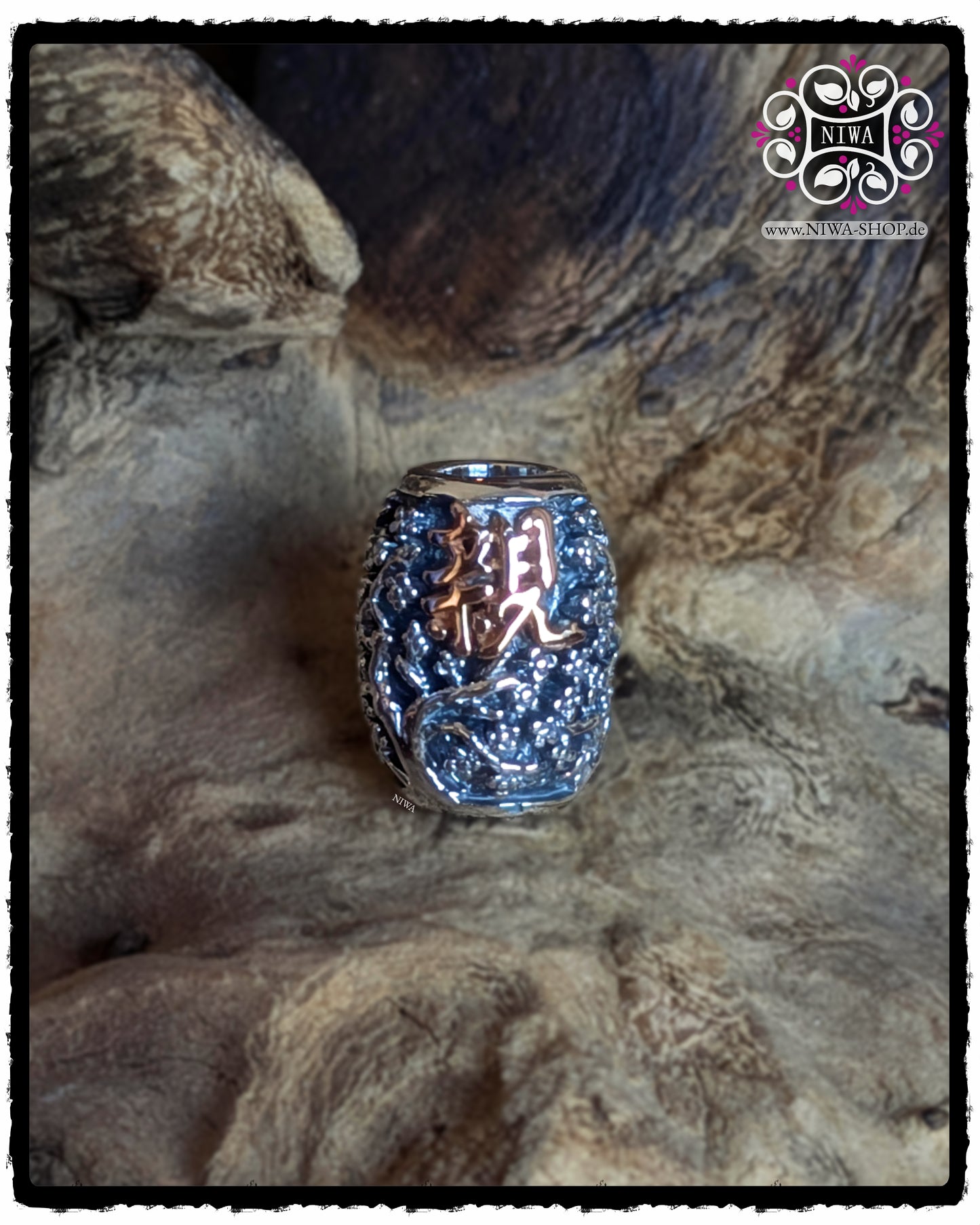 CHINESE GOODWILL BarrelCharm MAMA MALA, Frontansicht, chinesisches Schriftzeichen für gute Absicht in massivem 18K RoséGold, detailreicher Sakura Baum in 925 SterlingSilber, BarrelCharm der CHINESE Serie