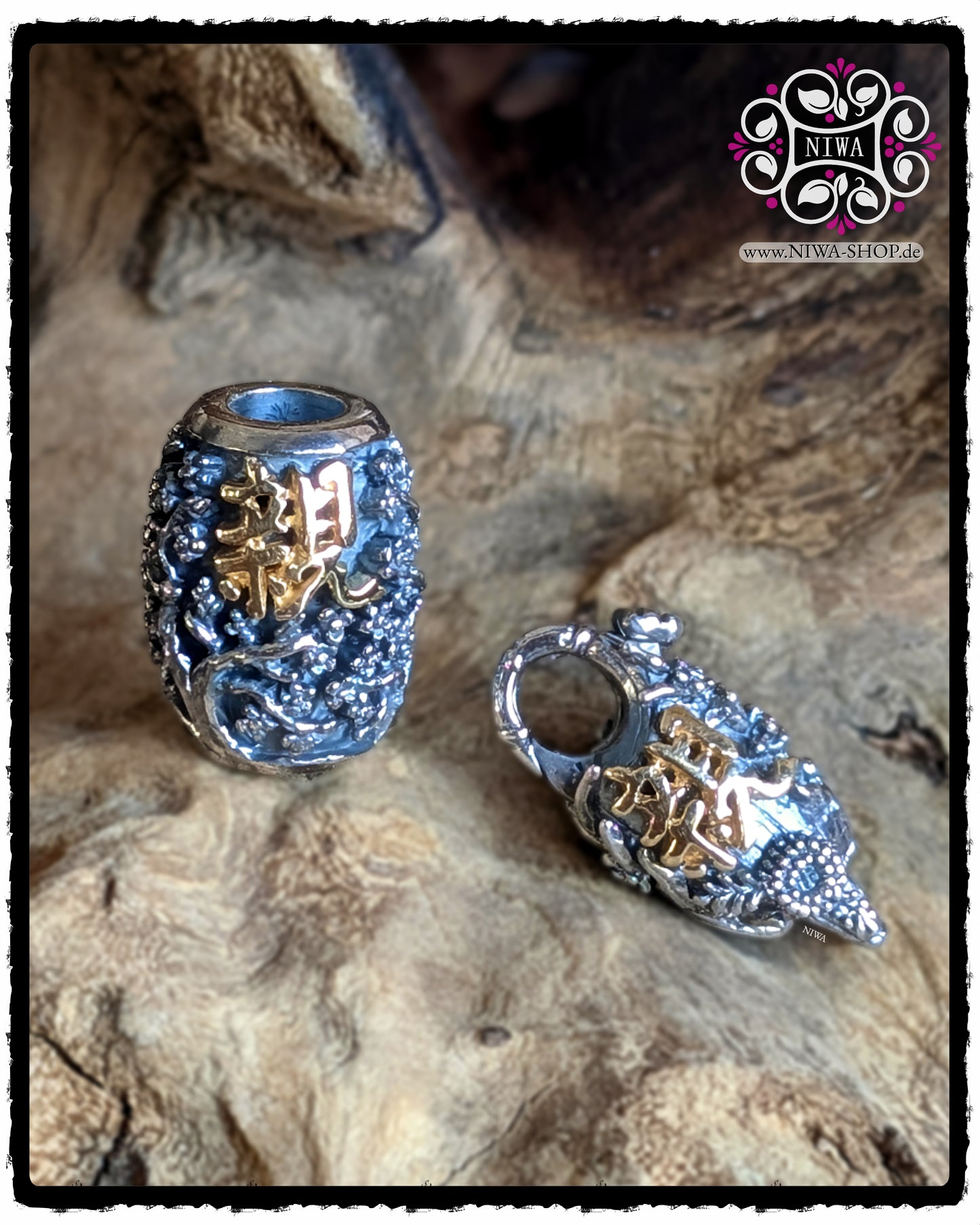 CHINESE GOODWILL SET MAMA MALA by NIWA, GOODWILL BARRELCHARM neben passendem GOODWILL Lock, TwoTone aus 925 STERLINGSILBER mit 18K GelbGold Schriftzeichen, Set-Foto auf Holzstruktur.