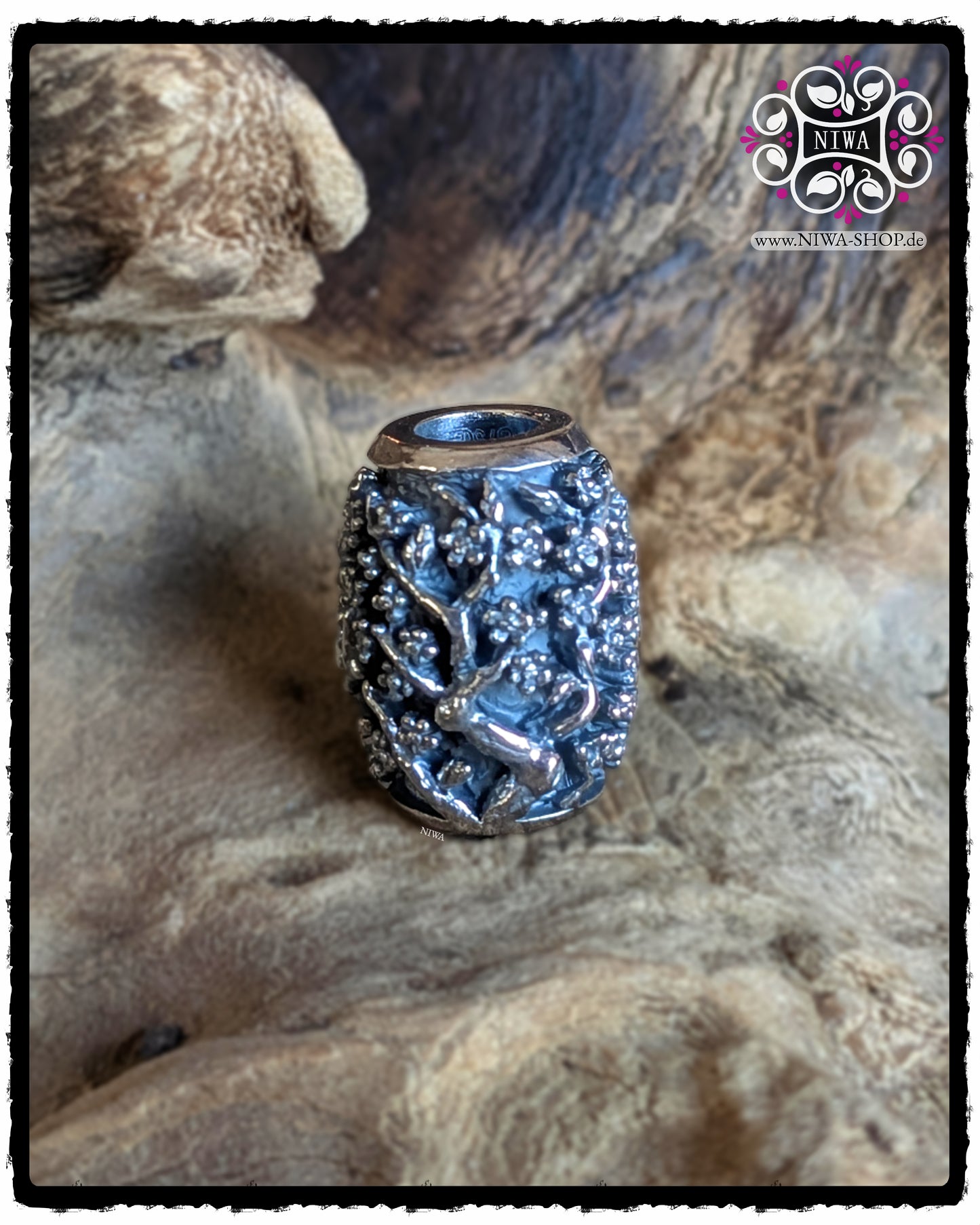 CHINESE GOODWILL BarrelCharm MAMA MALA by NIWA, Rückansicht ohne Schriftzeichen, 925 SterlingSilber mit umlaufendem SAKURA Baum Relief, auf Holz.