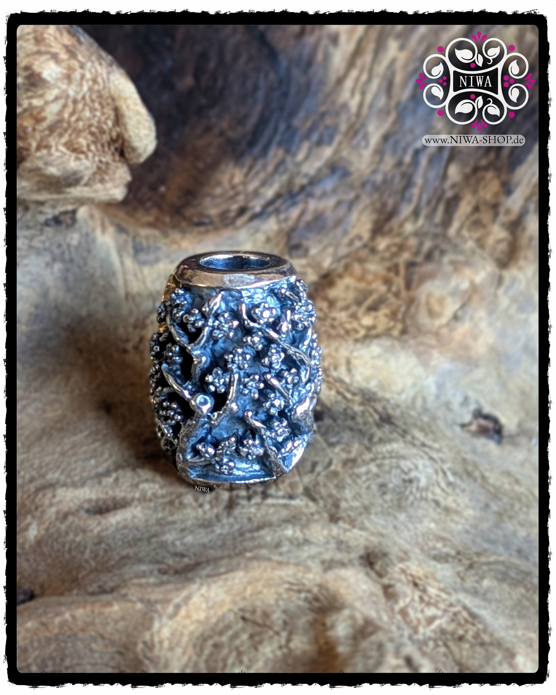 CHINESE GOODWILL BarrelCharm MAMA MALA by NIWA, Seitenansicht gegenüberliegend, 925 SterlingSilber mit detailliertem SAKURA Relief, auf Holz.