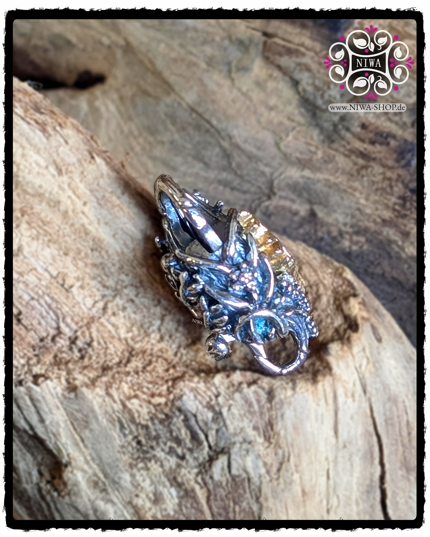 CHINESE GOODWILL Lock MAMA MALA by NIWA, schräge Seitenansicht, integriertes 18K GelbGold Schriftzeichen, TwoTone Detail