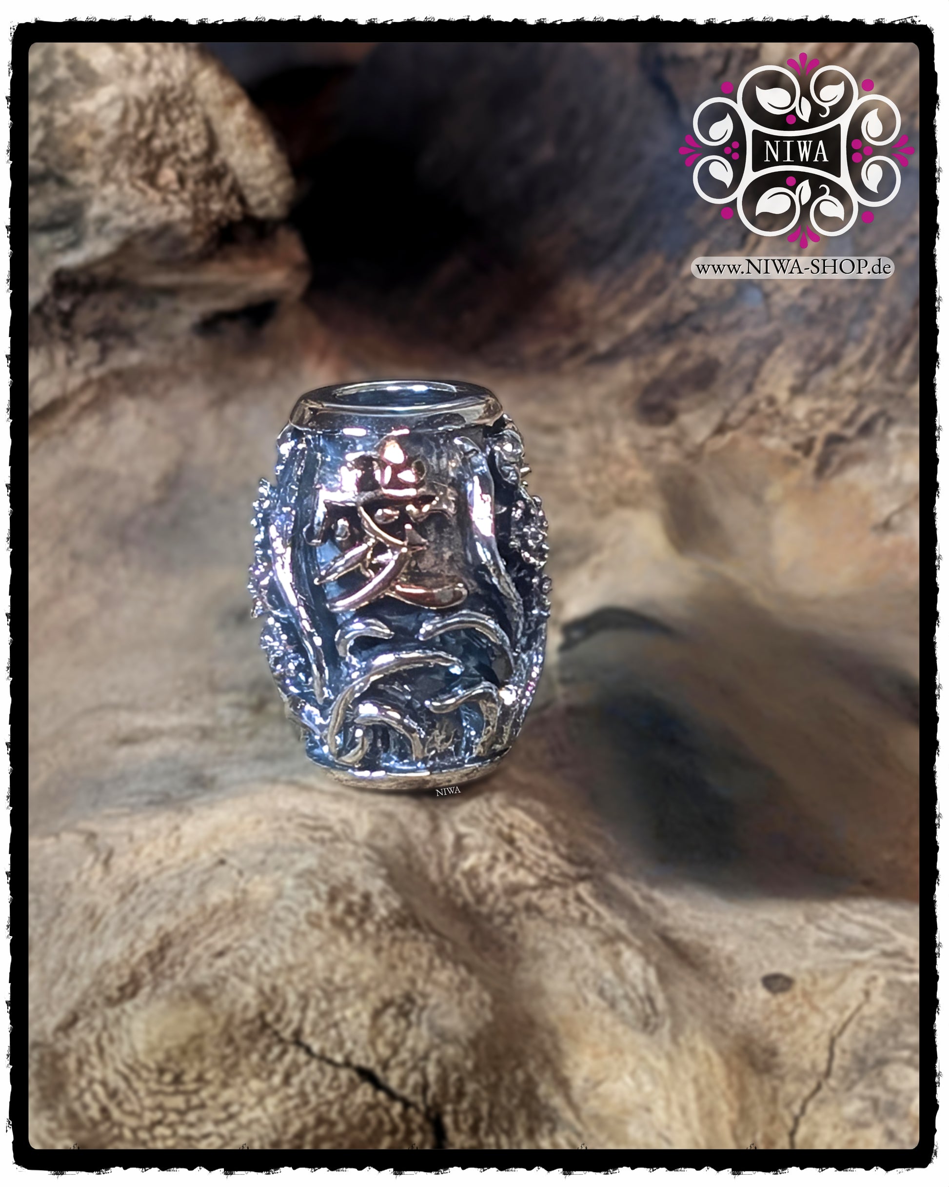 Frontal view of the CHINESE LOVE BarrelCharm made of 925 STERLING SILVER with a central CHINESE LOVE lettering in 18K rose gold and surrounding ORCHID TREES.