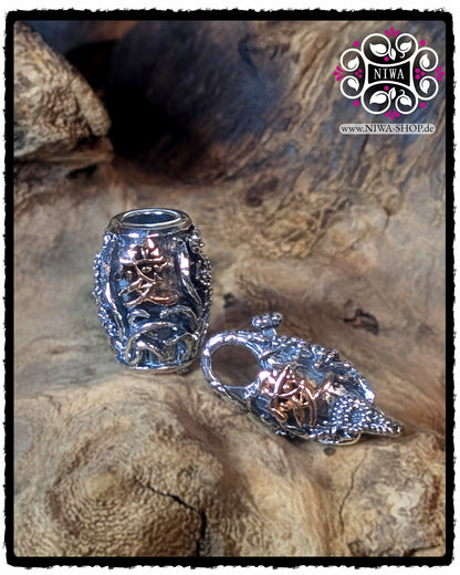 CHINESE LOVE BarrelCharm und CHINESE LOVE Lock in 925 STERLINGSILBER mit 18K ROSÉGOLD Schriftzeichen, gemeinsam arrangiert auf Holz als Set der CHINESE