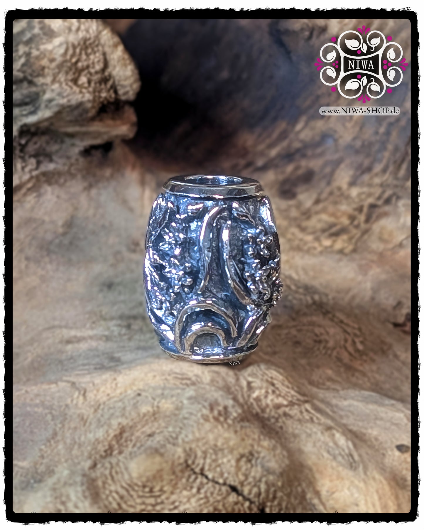 Rückseite des CHINESE LOVE BarrelCharm mit großem Bogenmotiv und detaillierten ORCHIDEENBLÜTEN im Relief auf 925 STERLINGSILBER.