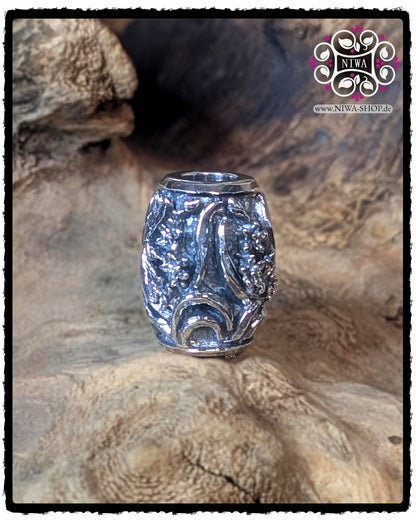 Rückseite des CHINESE LOVE BarrelCharm mit großem Bogenmotiv und detaillierten ORCHIDEENBLÜTEN im Relief auf 925 STERLINGSILBER.