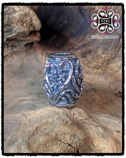 Seitenansicht des CHINESE LOVE BarrelCharm aus 925 STERLINGSILBER, geschwungene ORCHIDEENRANKEN bilden einen bogenförmigen Durchgang ohne Schriftzeichen.