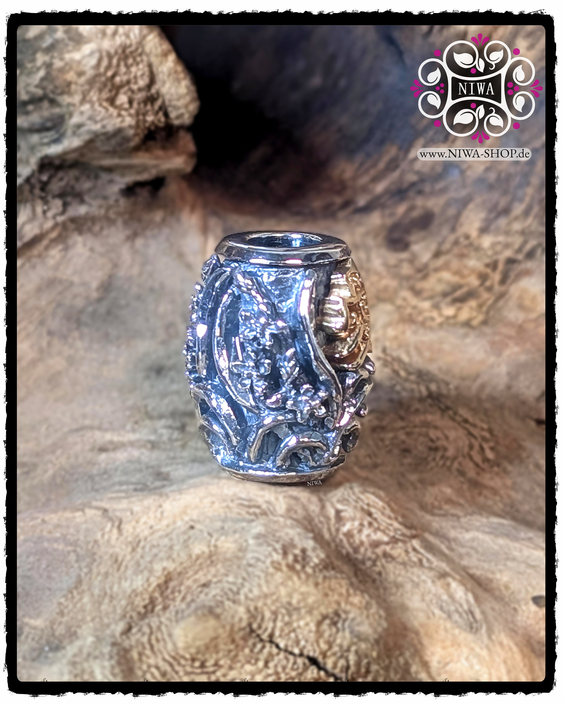 Seitliche Detailaufnahme des CHINESE LOVE BarrelCharm, dichter Teppich aus ORCHIDEENRANKEN und Blüten auf strukturierter Silberoberfläche.