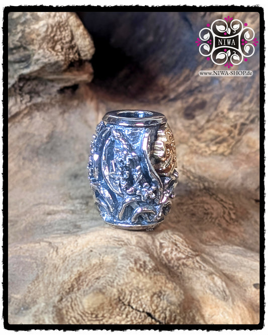 Seitliche Detailaufnahme des CHINESE LOVE BarrelCharm, dichter Teppich aus ORCHIDEENRANKEN und Blüten auf strukturierter Silberoberfläche.