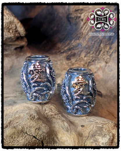 Zwei CHINESE LOVE BarrelCharms aus 925 STERLINGSILBER mit 18K GELBGOLD und 18K ROSÉGOLD Schriftzeichen, umgeben von plastischen ORCHIDEENRANKEN.