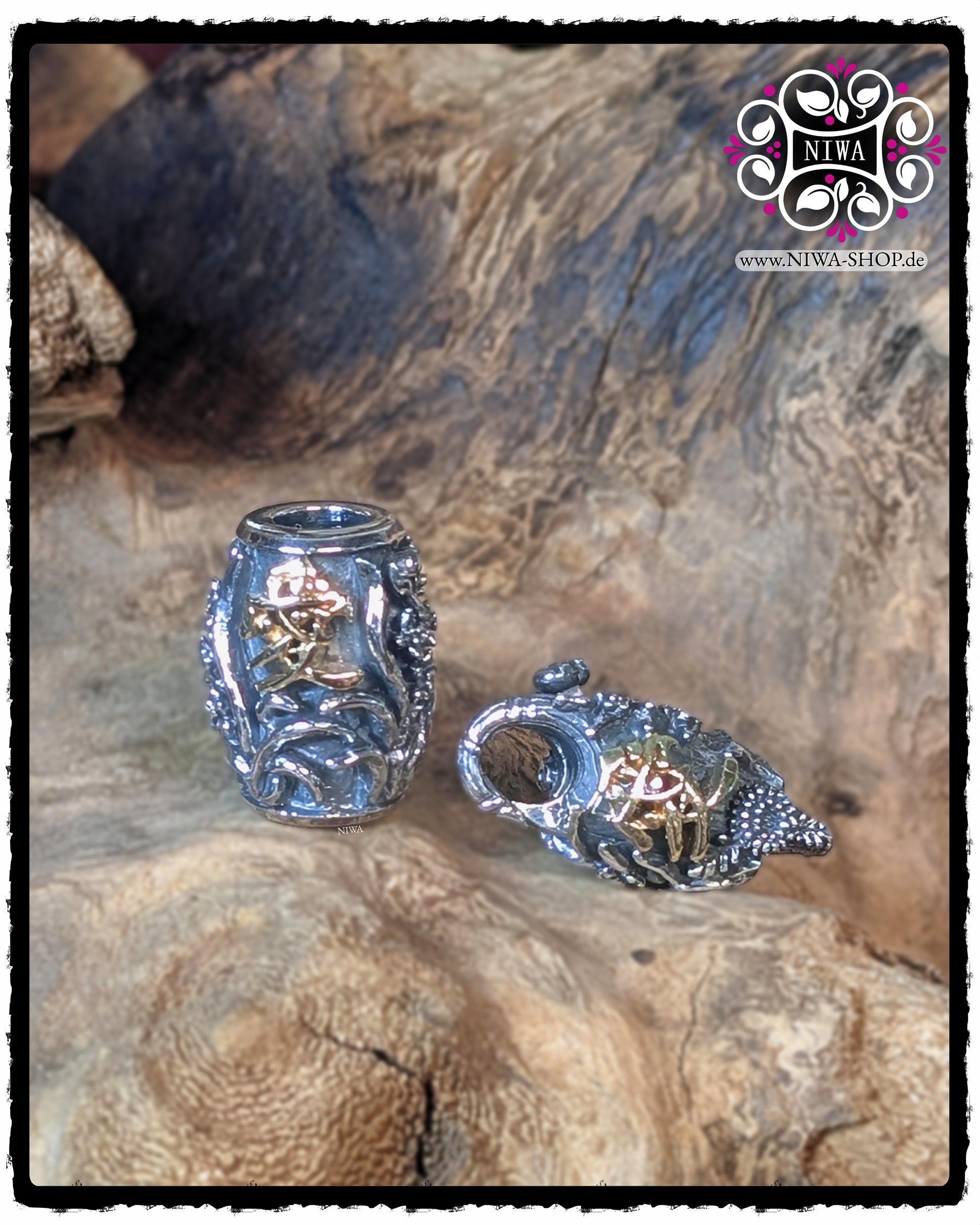 CHINESE LOVE BarrelCharm und CHINESE LOVE Lock aus 925 STERLINGSILBER mit 18K GOLD Schriftzeichen und ORCHIDEENRELIEF auf naturbelassenem Holz.