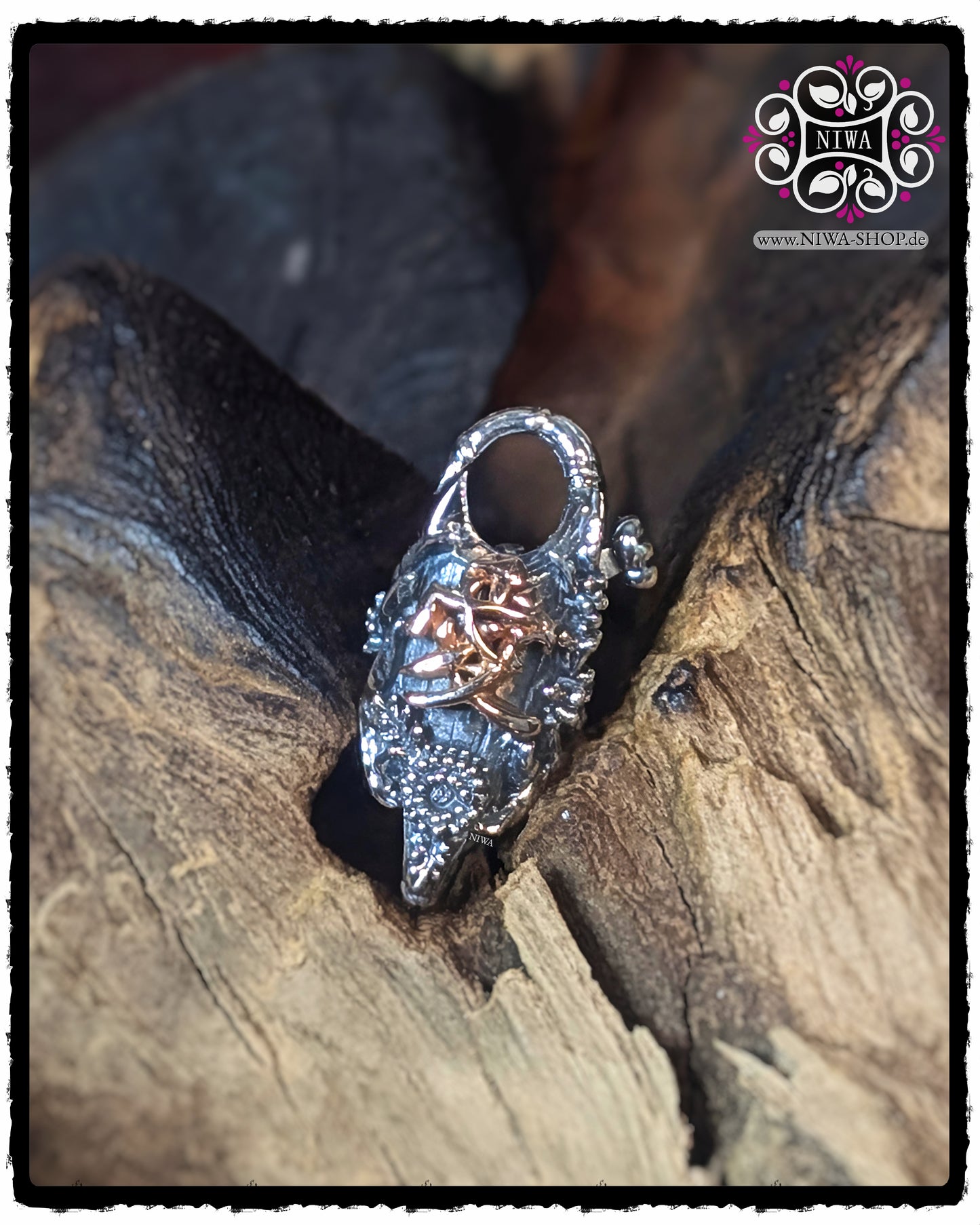 CHINESE LOVE LOCK Vorderansicht in 925 STERLINGSILBER mit 18K ROSÉGOLD Schriftzeichen und fein ausgearbeiteten ORCHIDEENRANKEN, fotografiert in einer Holzvertiefung