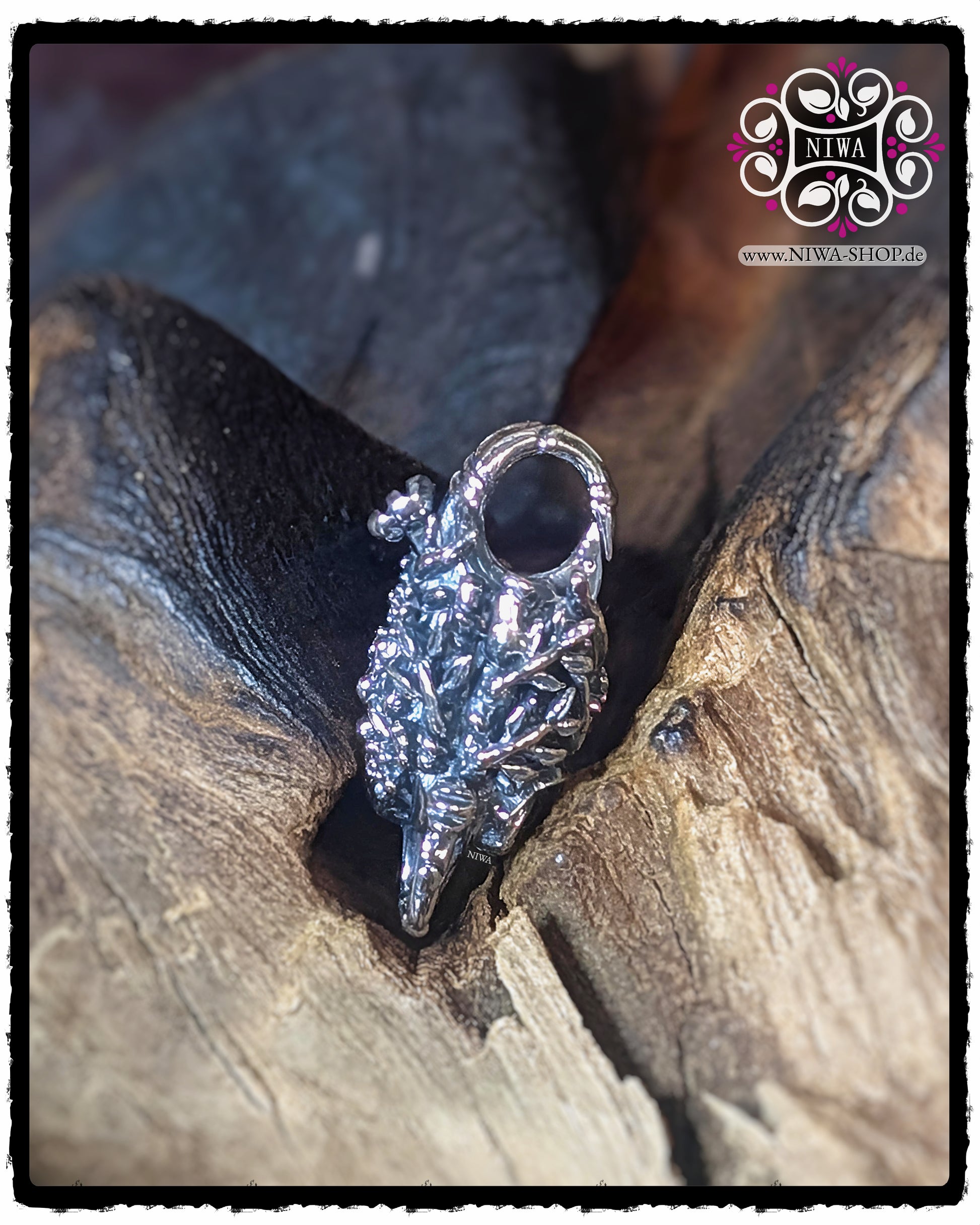 CHINESE LOVE LOCK Rückansicht aus 925 STERLINGSILBER mit floralen ORCHIDEENDETAILS ohne sichtbares Goldsymbol in einer natürlichen Holzvertiefung