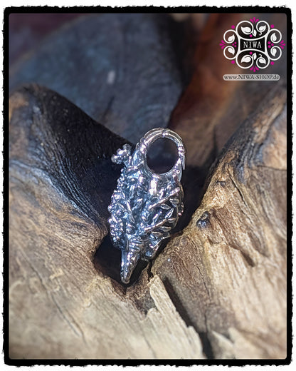 CHINESE LOVE LOCK Rückansicht aus 925 STERLINGSILBER mit floralen ORCHIDEENDETAILS ohne sichtbares Goldsymbol in einer natürlichen Holzvertiefung