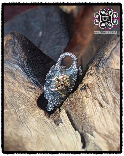 CHINESE LOVE LOCK Vorderansicht in 925 STERLINGSILBER mit 18K GELBGOLD Schriftzeichen und umlaufenden ORCHIDEENRANKEN auf strukturiertem Holz-Hintergrund