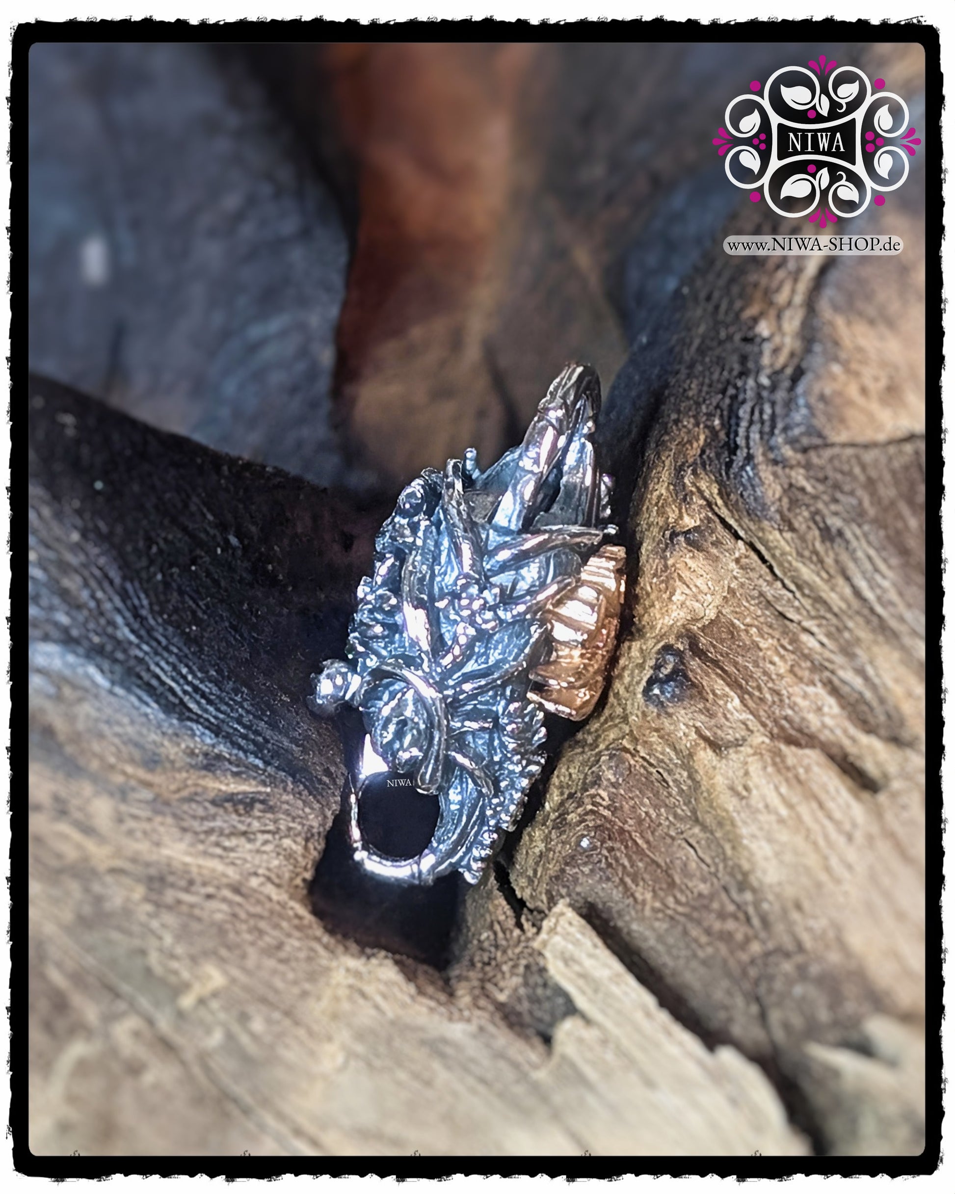 CHINESE LOVE LOCK Seitenansicht in 925 STERLINGSILBER mit seitlich sichtbaren ORCHIDEENRANKEN und partiell erkennbarem 18K GELBGOLD Schriftzeichen auf Holz