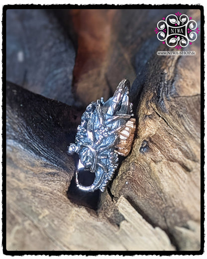 CHINESE LOVE LOCK Seitenansicht in 925 STERLINGSILBER mit seitlich sichtbaren ORCHIDEENRANKEN und partiell erkennbarem 18K GELBGOLD Schriftzeichen auf Holz