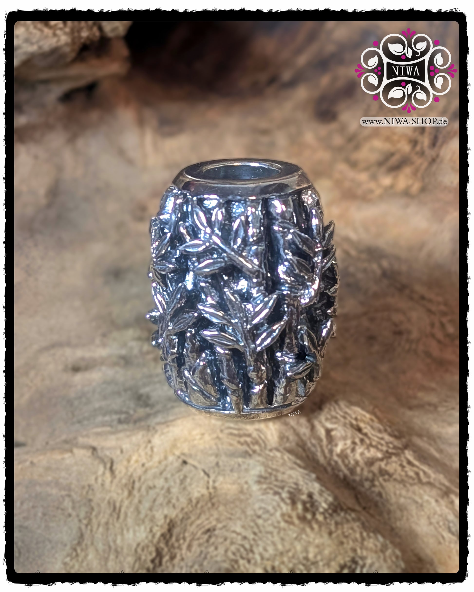 Rückseite des CHINESE JOY BARRELCHARM aus 925 STERLINGSILBER mit vollständig durchlaufendem BAMBUSRELIEF ohne Schriftzeichen, Detailfoto der Struktur auf Holz.