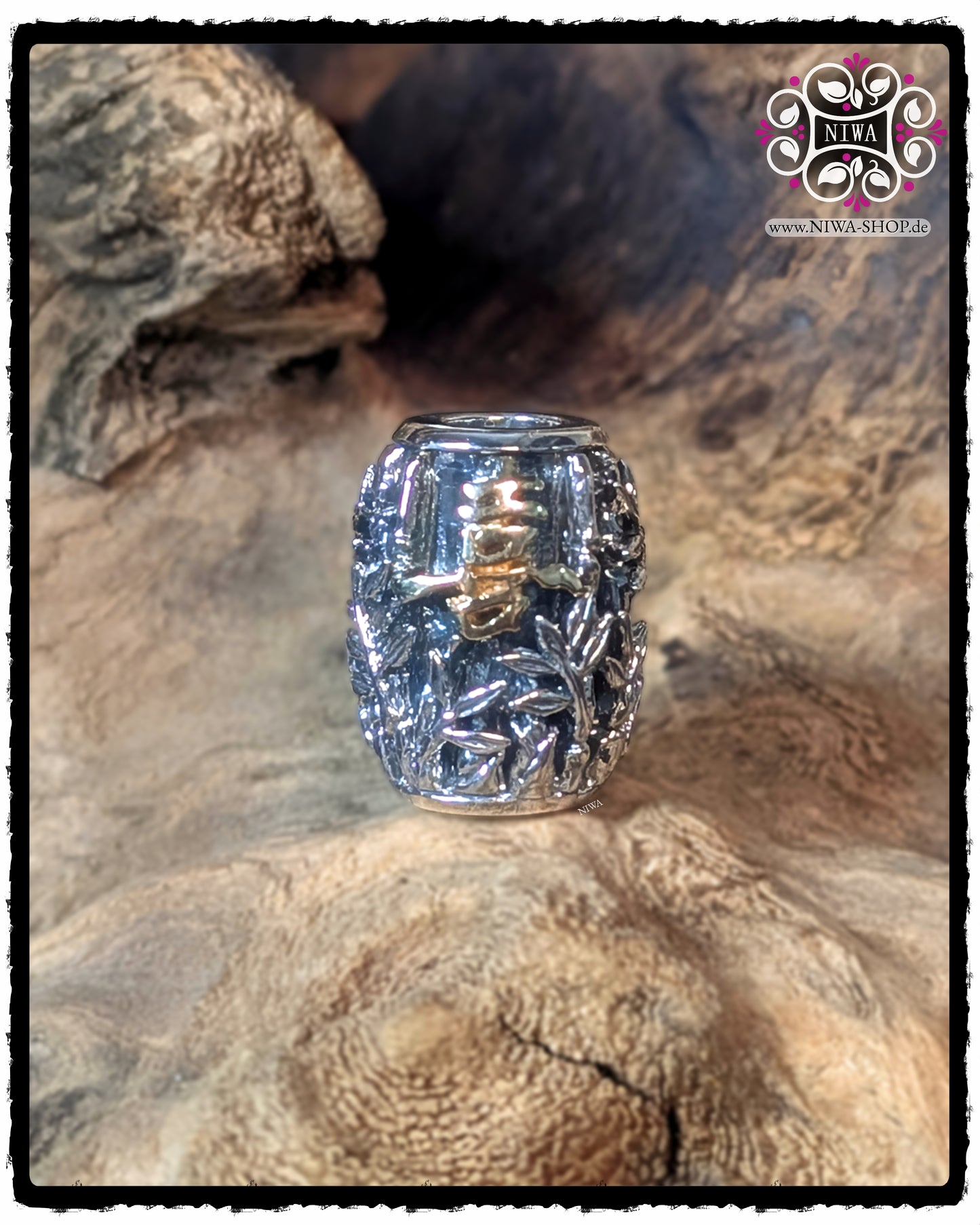 Frontansicht des CHINESE JOY BARRELCHARM von MAMA MALA aus 925 STERLINGSILBER mit dichtem BAMBUSRELIEF und zentralem 18K GELBGOLD Schriftzeichen für JOY, aufgenommen auf natürlichem Holzuntergrund.