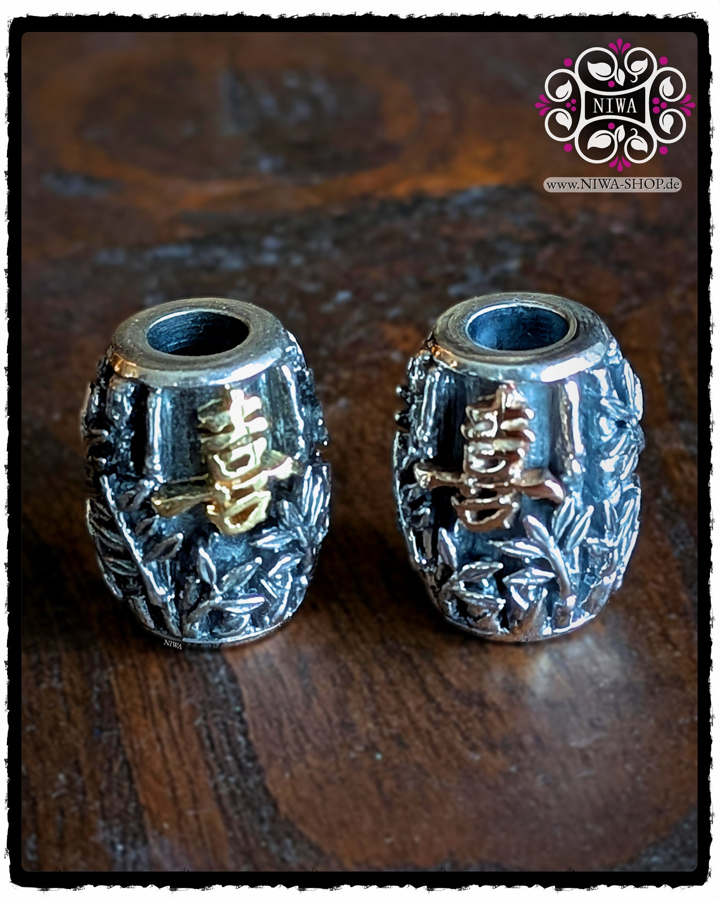 CHINESE JOY BarrelCharms aus 925 SterlingSilber mit 18K GelbGold und 18K RoséGold Schriftzeichen, beide frontal auf dunklem Holzhintergrund, feines BAMBUS-Relief und das chinesische Symbol für JOY klar erkennbar.