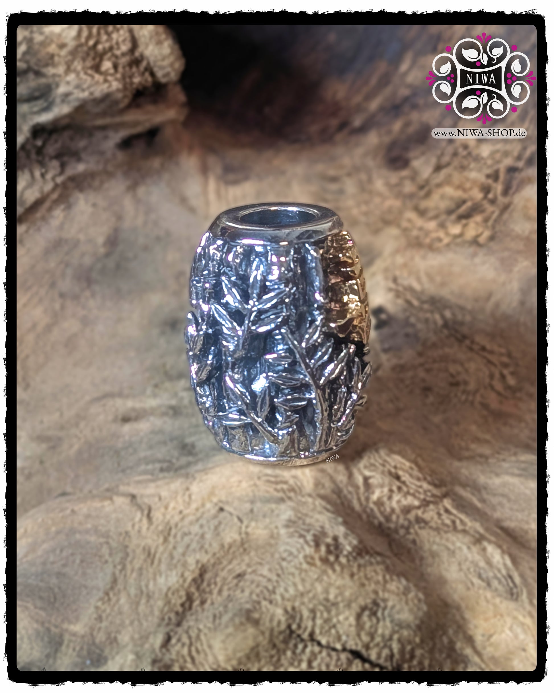 Seitenansicht des CHINESE JOY BARRELCHARM von MAMA MALA, 925 STERLINGSILBER mit plastischem BAMBUSRELIEF und seitlich sichtbarem 18K GELBGOLD JOY-Symbol, positioniert auf naturbelassenem Holz.