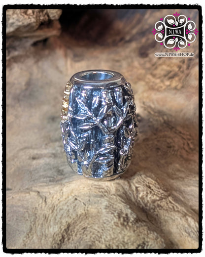 Zweite Seitenansicht des CHINESE JOY BARRELCHARM, Fokus auf die vertikale Anordnung der BAMBUSSTÄMME und Blätter in 925 STERLINGSILBER, Teil der CHINESE Serie der ASIA KOLLEKTION von MAMA MALA.