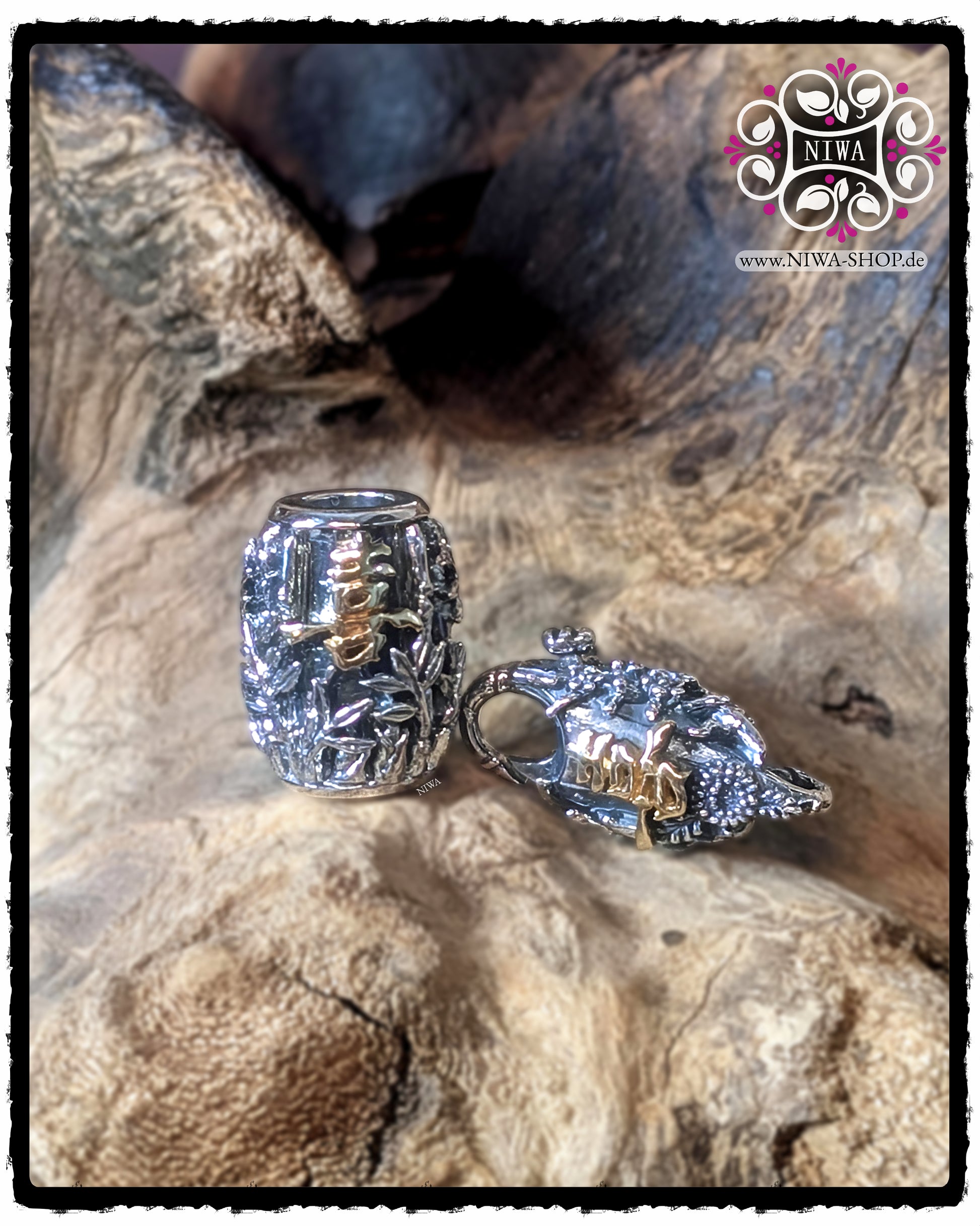 Set aus CHINESE JOY BARRELCHARM und CHINESE JOY LOCK von MAMA MALA aus 925 STERLINGSILBER mit 18K GELBGOLD Schriftzeichen, BAMBUSRELIEF rundum, dekorativ auf Holz platziert, Teil der CHINESE Serie der ASIA KOLLEKTION.