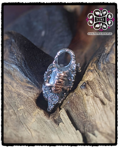 CHINESE JOY LOCK aus 925 STERLINGSILBER mit JOY Schriftzeichen aus 18K ROSÉGOLD, Frontansicht auf Relief und Verschlussbügel, CHINESE SERIE, ASIA KOLLEKTION, MAMA MALA by NIWA