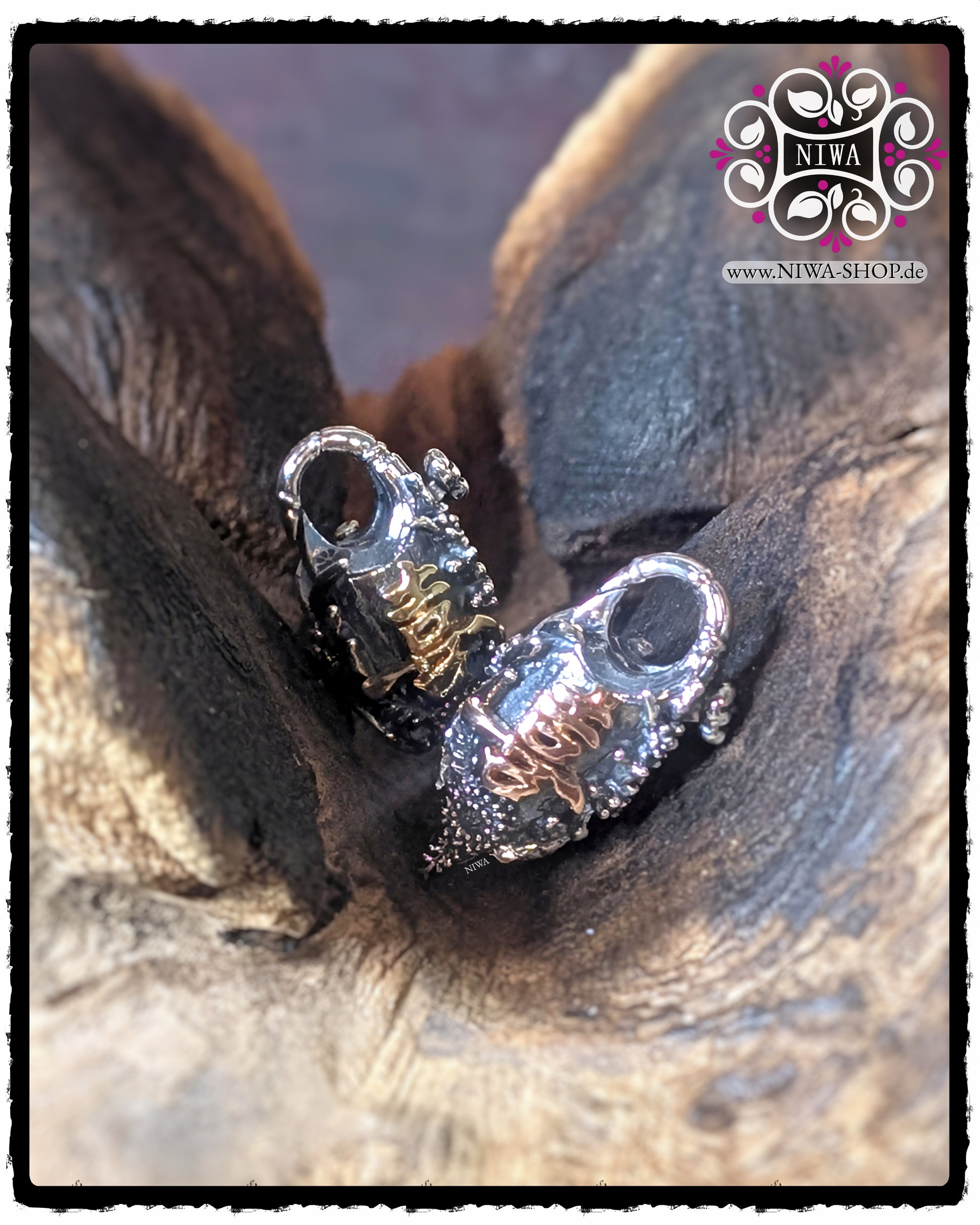 CHINESE JOY LOCK Duo aus 925 STERLINGSILBER mit JOY Schriftzeichen in 18K GELBGOLD UND 18K ROSÉGOLD, beide Varianten nebeneinander auf natürlichem Holz, CHINESE SERIE, ASIA KOLLEKTION, MAMA MALA by NIWA