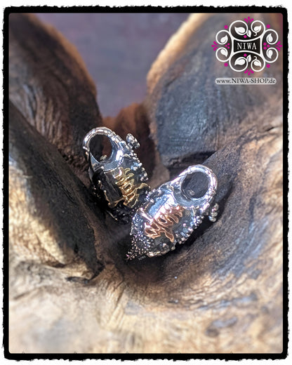 CHINESE JOY LOCK Duo aus 925 STERLINGSILBER mit JOY Schriftzeichen in 18K GELBGOLD UND 18K ROSÉGOLD, beide Varianten nebeneinander auf natürlichem Holz, CHINESE SERIE, ASIA KOLLEKTION, MAMA MALA by NIWA