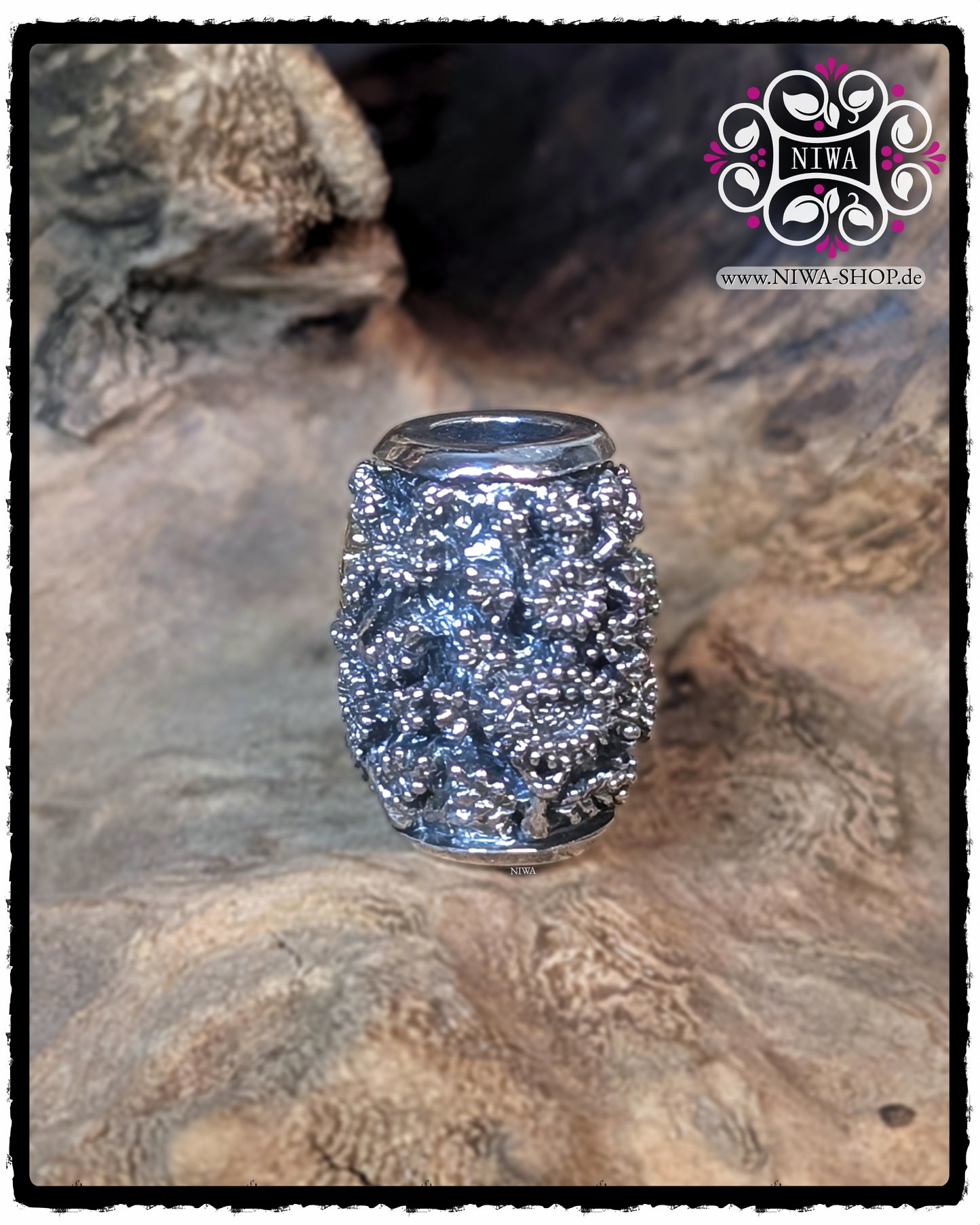 Zweite Seitenansicht des CHINESE PEACE BARRELCHARM aus 925 STERLINGSILBER, Fokus auf den plastischen CHRYSANTHEMEN und den leicht gewölbten Barrelkorpus ohne sichtbares Schriftzeichen.