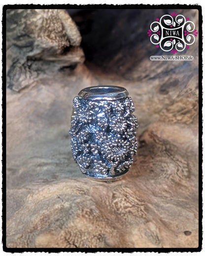 Zweite Seitenansicht des CHINESE PEACE BARRELCHARM aus 925 STERLINGSILBER, Fokus auf den plastischen CHRYSANTHEMEN und den leicht gewölbten Barrelkorpus ohne sichtbares Schriftzeichen.